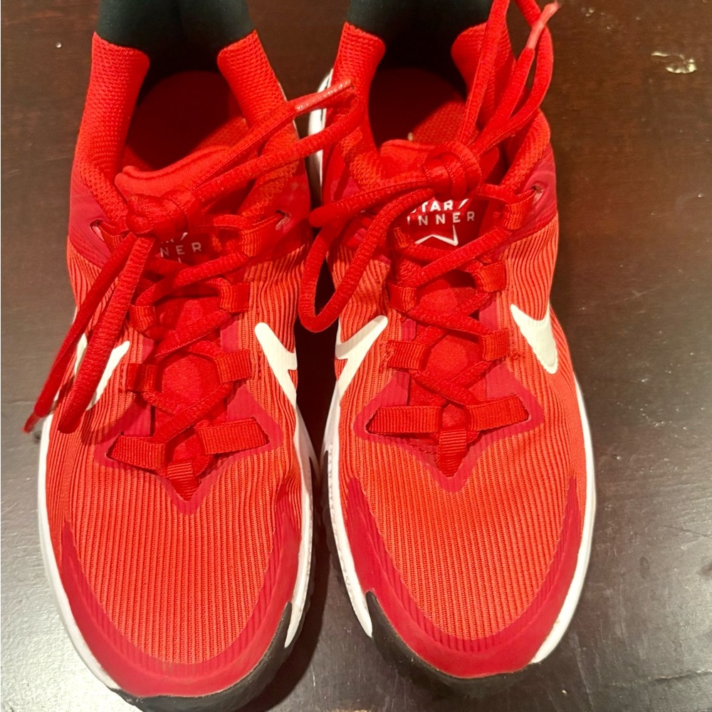 Boys youth Nike Red size 3.5
